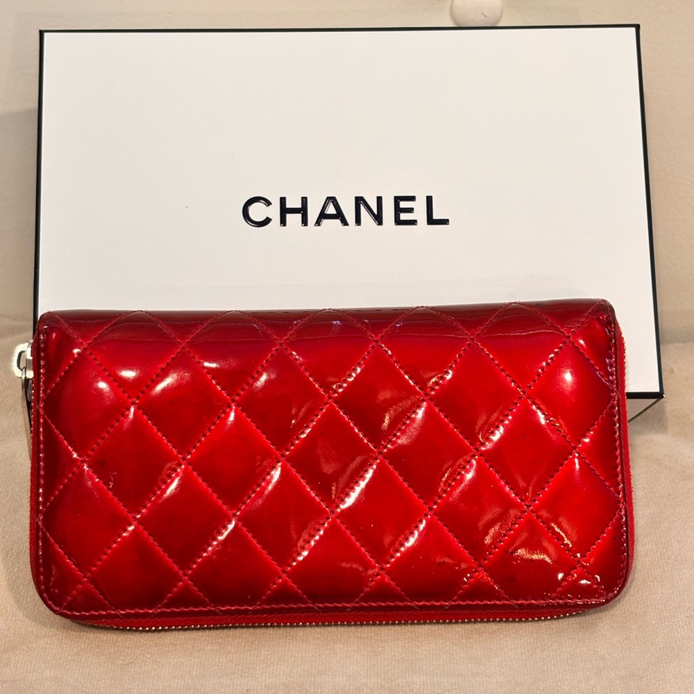 CHANEL Classic Red Quilted Patent Leather ‘Brilliant’ Zippy Long Wallet W/ Box - Picture 8 of 16